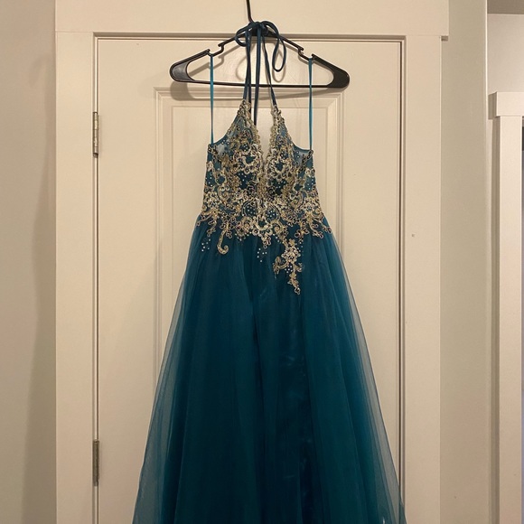 Beautiful formal gown - Picture 2 of 5